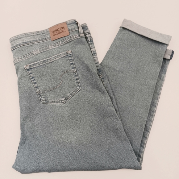 Levi's Mid-rise Boyfriend. 22. Light blue wash - Picture 2 of 11